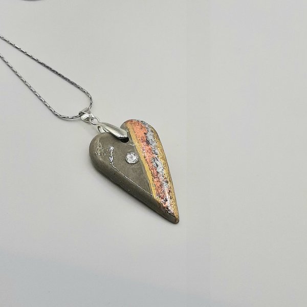 Halskette - Beton Anhänger Herz mit Swarovski Stein und Blattmetall